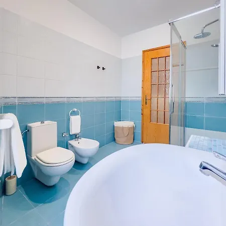 Spacious 4br With View Villa